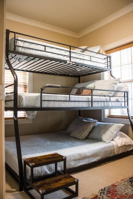 Hébergement de vacances Pet Friendly Nestled In The Pines With Cozy Fire Pit Only Minutes To Beaches *