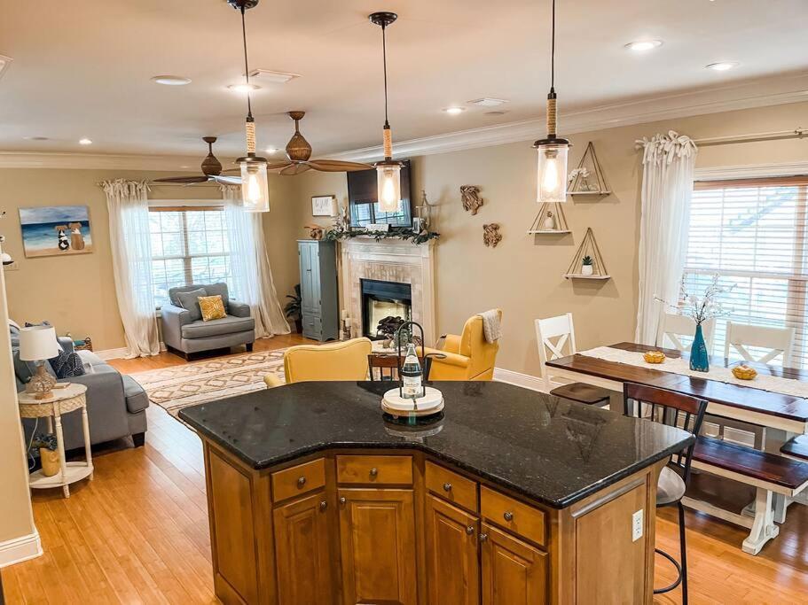 Pet Friendly Nestled In The Pines With Cozy Fire Pit Only Minutes To Beaches