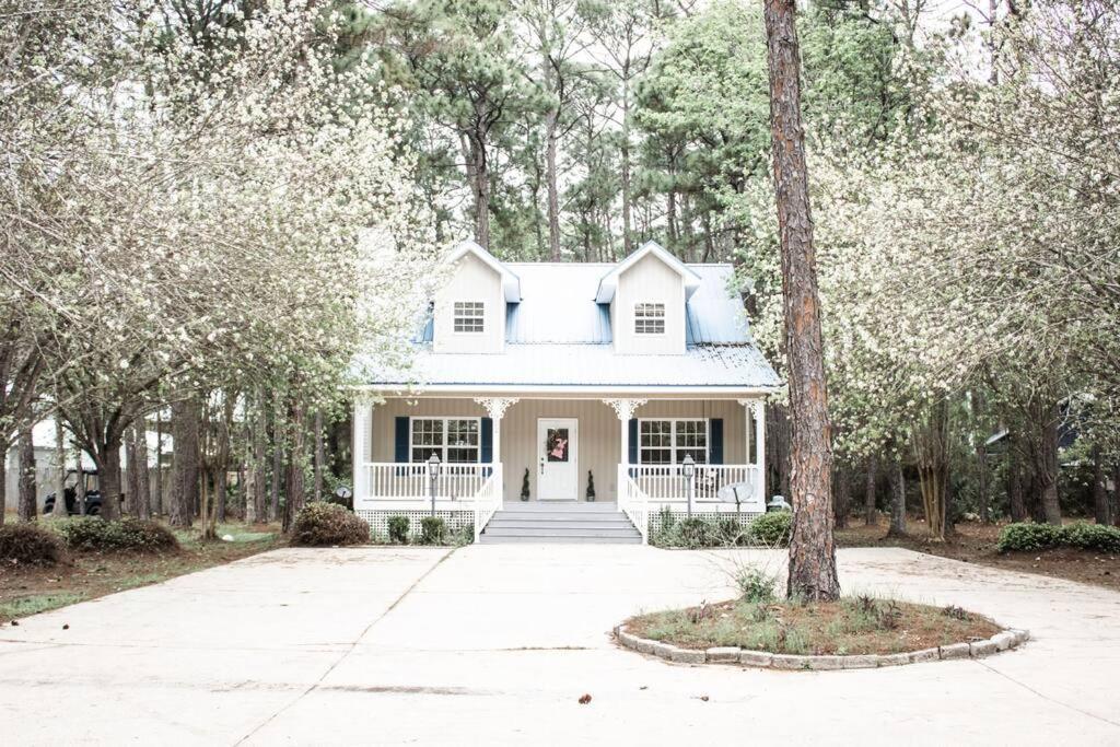 Pet Friendly Nestled In The Pines With Cozy Fire Pit Only Minutes To Beaches *