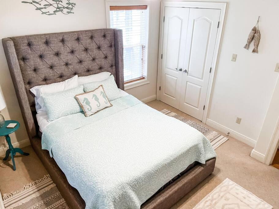 Pet Friendly Nestled In The Pines With Cozy Fire Pit Only Minutes To Beaches Hébergement de vacances