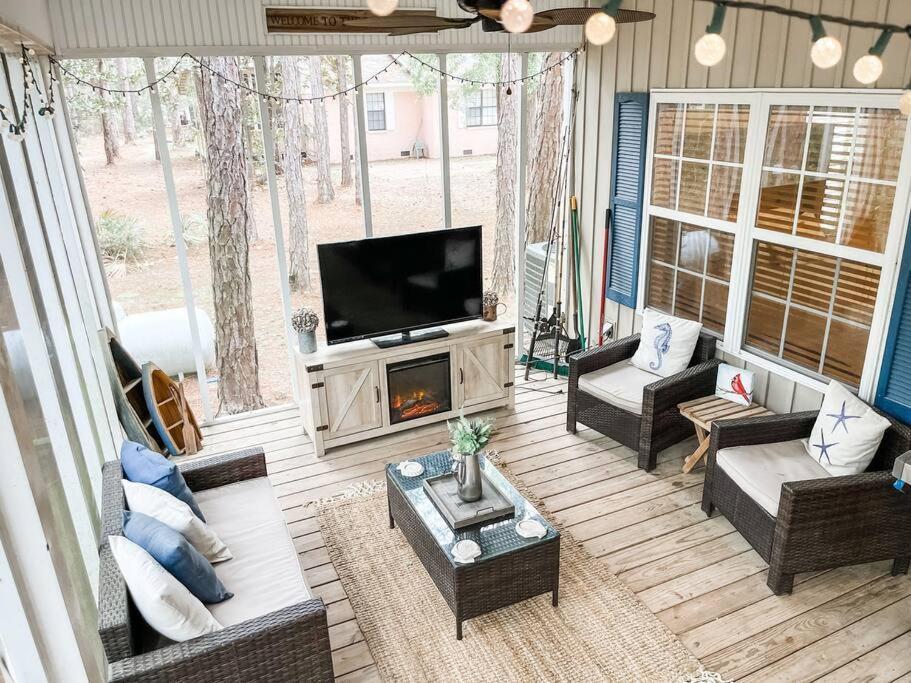 Pet Friendly Nestled In The Pines With Cozy Fire Pit Only Minutes To Beaches